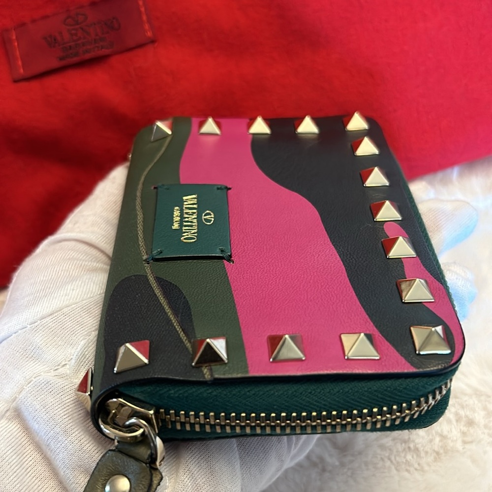 Valentino Garavani SOLD OUT Rock Stud Camouflage zip around wallet & Bracelet - Picture 14 of 17